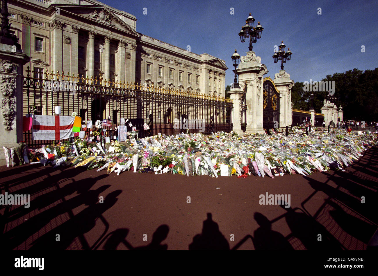 Vor den Toren des Buckingham Palace wächst das Meer aus Blumen weiter, während Tausende von Trauernden aus ganz Großbritannien und der Welt Diana, Prinzessin von Wales, vor ihrem Begräbnis am Samstag ihre letzte Ehre erweisen. Stockfoto