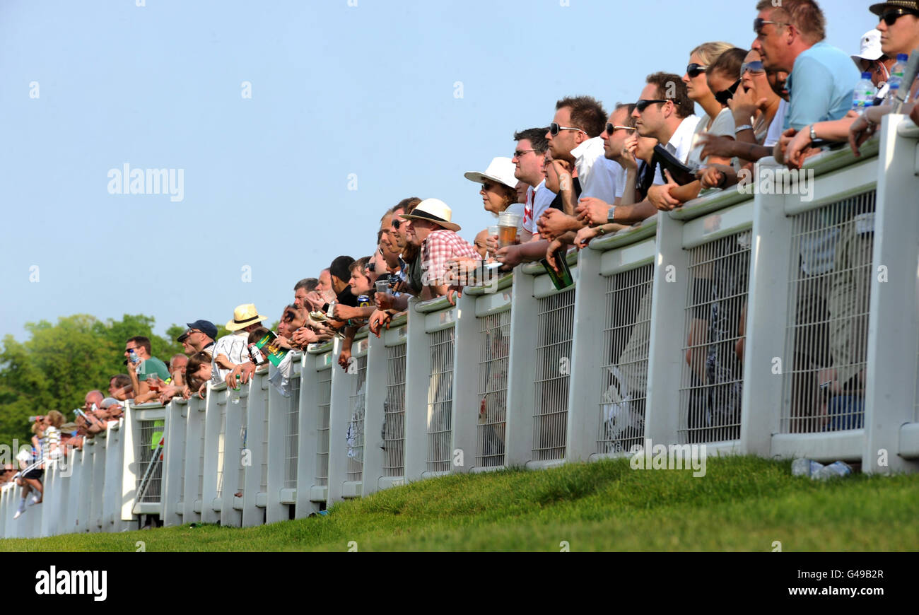 Pferderennen - bet365 Gold Cup Easter Festival - Sandown Park. Rennfahrer beobachten die Action während des bet365 Gold Cup Osterfestivals auf der Sandown Park Racecourse. Stockfoto