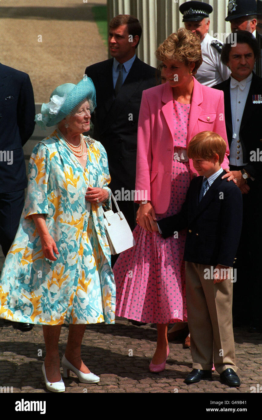 PA-NEWS FOTO 253617-9: 08.04.92: DIE KÖNIGIN-MUTTER, PRINZESSIN VON ...