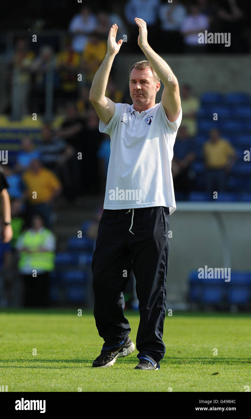 Chesterfields Manager John Sheridan applaudiert den Fans am Ende des Spiels während des Spiels der npower Football League Two im Kassam Stadium, Oxford. Stockfoto