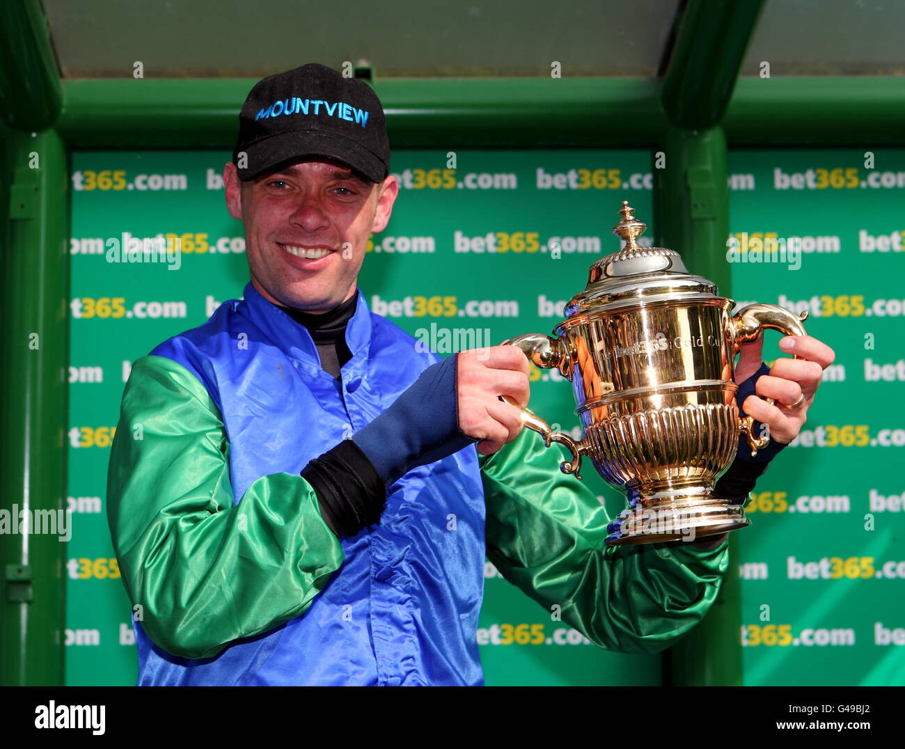 Jockey Timmy Murphy feiert nach dem Sieg mit dem Gold Cup Die bet365 Gold Cup-Kirchturm-Verfolgungsjagd an Bord von Poker De Sivola Stockfoto