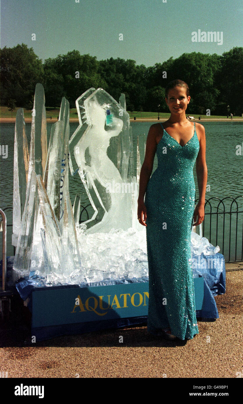 Modell Sophie Anderton posiert mit einer Eisskulptur von sich selbst bei einem Fototermin in London. MS Anderton als das Gesicht der Aquatonic unterzeichnet worden und soll schmelzen die Herzen der Menschen in ganz Großbritannien in ihrer Rolle als ein Eisjungfrau in "Come to your Senses"-Kampagne. Stockfoto