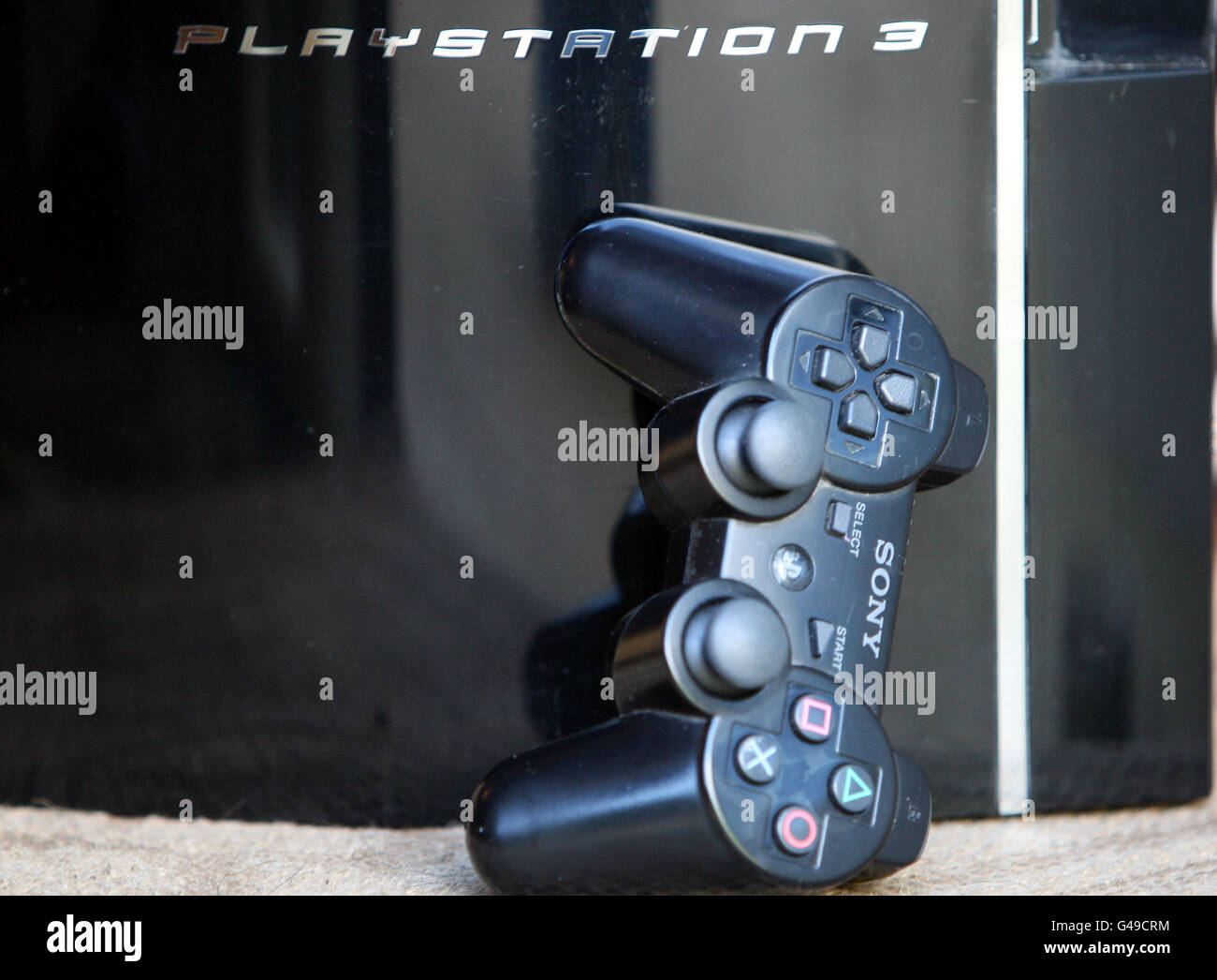 Eine PlayStation 3-Spielekonsole in einem Haus in Belfast, da Millionen von  PlayStation-Benutzern gewarnt wurden, könnten ihre persönlichen Daten,  einschließlich Kreditkartendaten, gestohlen worden sein Stockfotografie -  Alamy