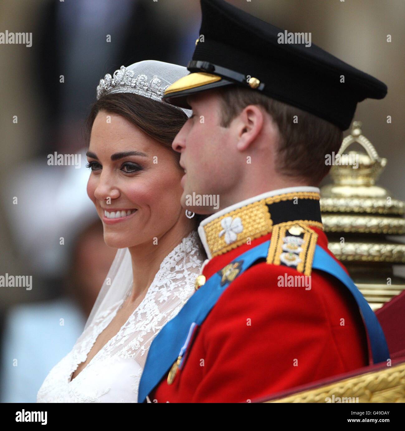 Prinz William und seine Frau Catherine, Herzogin von Cambridge, besteigen die königliche Hochzeit nach der Hochzeitszeremonie. Stockfoto