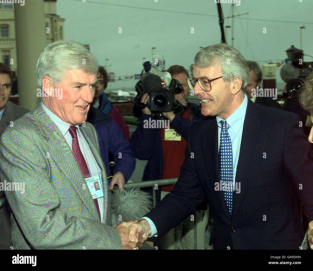 Der ehemalige Premierminister John Major (rechts) schüttelt sich die Hände mit dem Vorsitzenden der Konservativen Partei, Cecil Parkinson bei der Ankunft im Blackpool Imperial Hotel heute Nachmittag (Montag). Morgen beginnt die Tory Party Konferenz. Foto von Adam Butler/PA*EDI* Stockfoto
