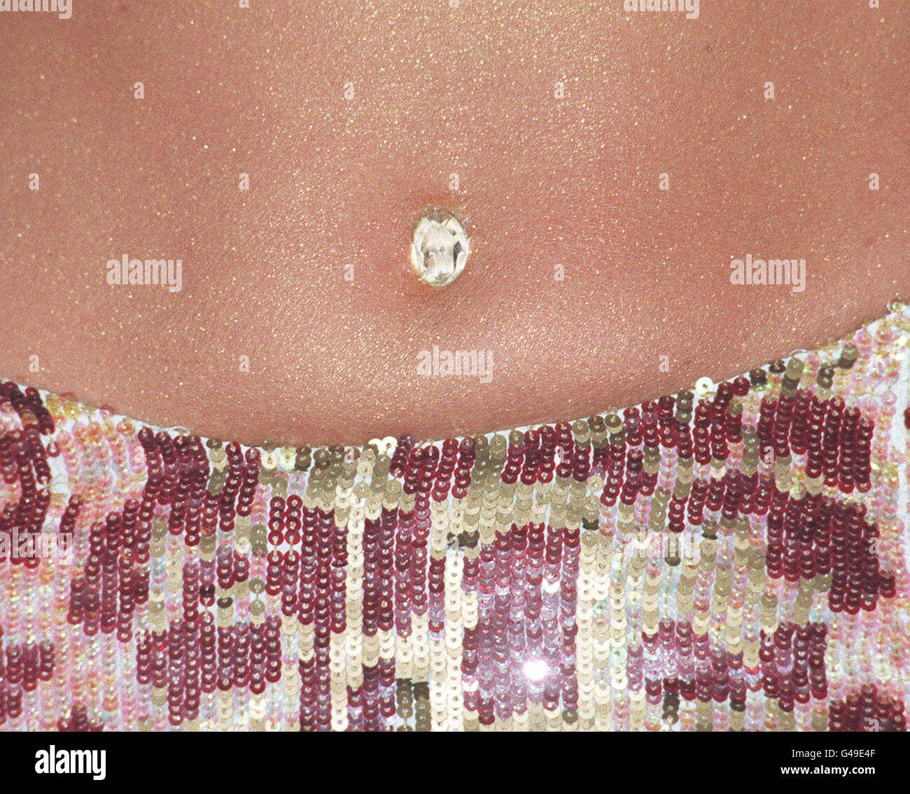 Ein Diamant von 250,000 im Nabel von Model Caprice, bei ihrer Ankunft bei der heutigen (Di) National Television Awards Präsentation in London. Siehe PA Story SHOWBIZ Awards. Foto von Sean Dempsey/PA Stockfoto