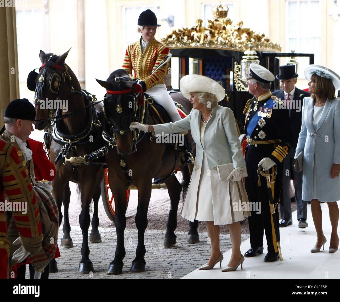 Der Prinz von Wales (2. Links), die Herzogin von Cornwall (links), Carole (rechts) und Michael Middleton (2. R), die Eltern von Prinz Wilhelms neuer Braut Kate, kommen nach der Hochzeitszeremonie in Westminster Abbey im Buckingham Palace, London an. DRÜCKEN SIE VERBANDSFOTO. Bilddatum: Freitag, 29. April 2011. Siehe PA Geschichte HOCHZEIT . Bildnachweis sollte lauten: Andrew Winning/PA Wire Stockfoto