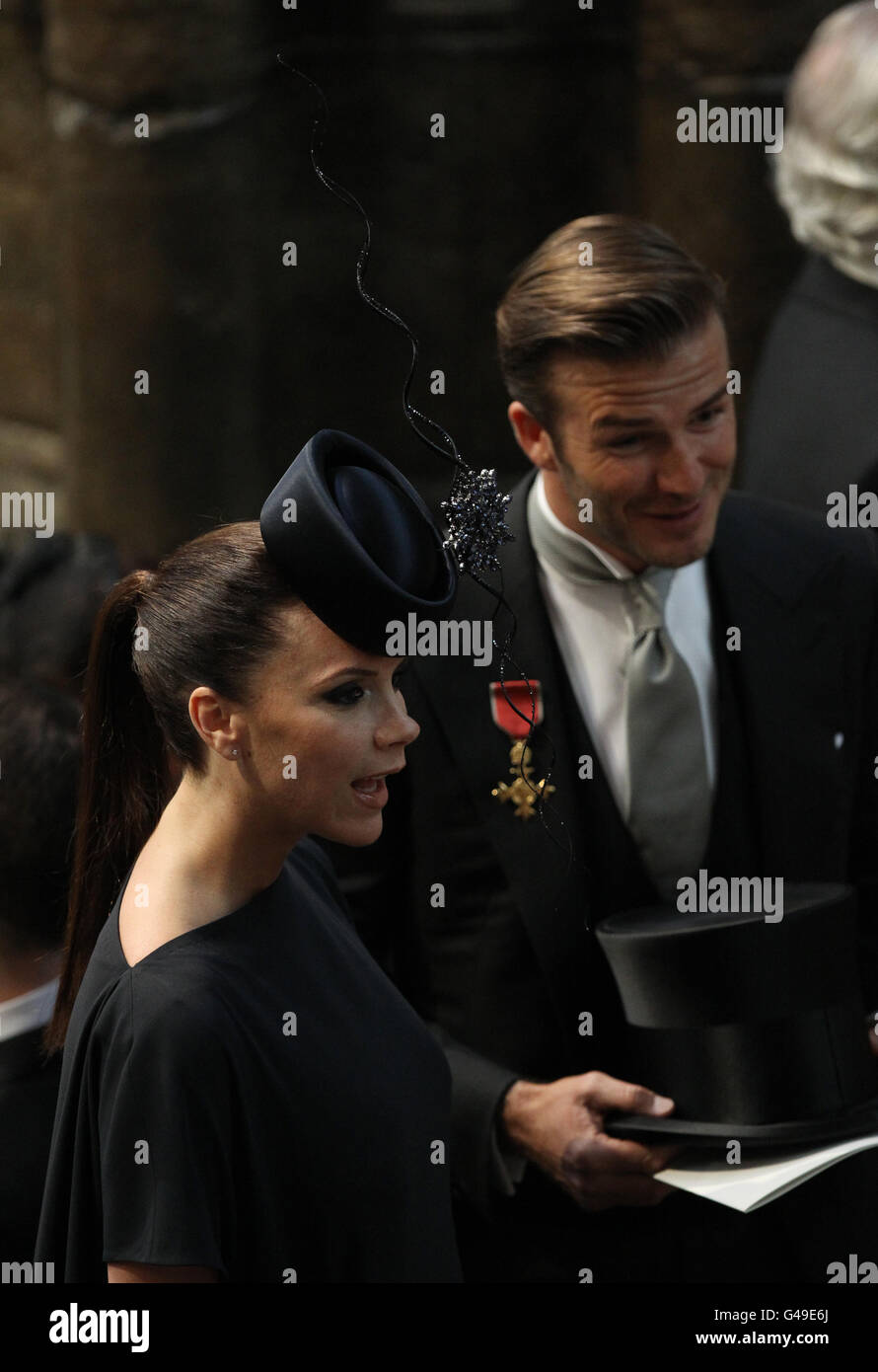 Fußballspieler David Beckham und seine Frau Victoria besuchen die königliche Hochzeit von Prinz William und Kate Middleton in Westminster Abbey in London. Stockfoto