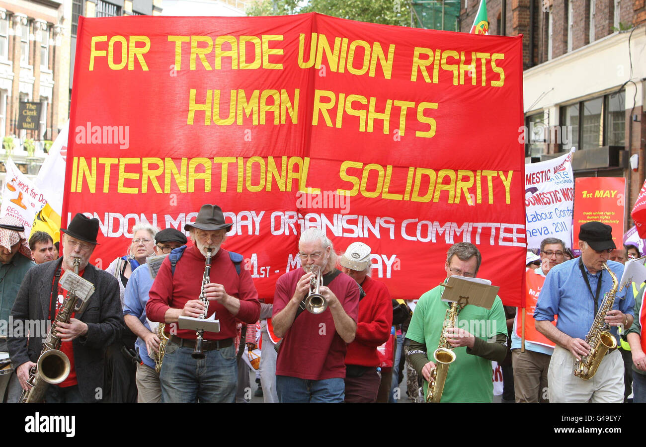 Demonstranten nehmen am 1. Mai-marsch durch das Zentrum Londons Teil. Stockfoto