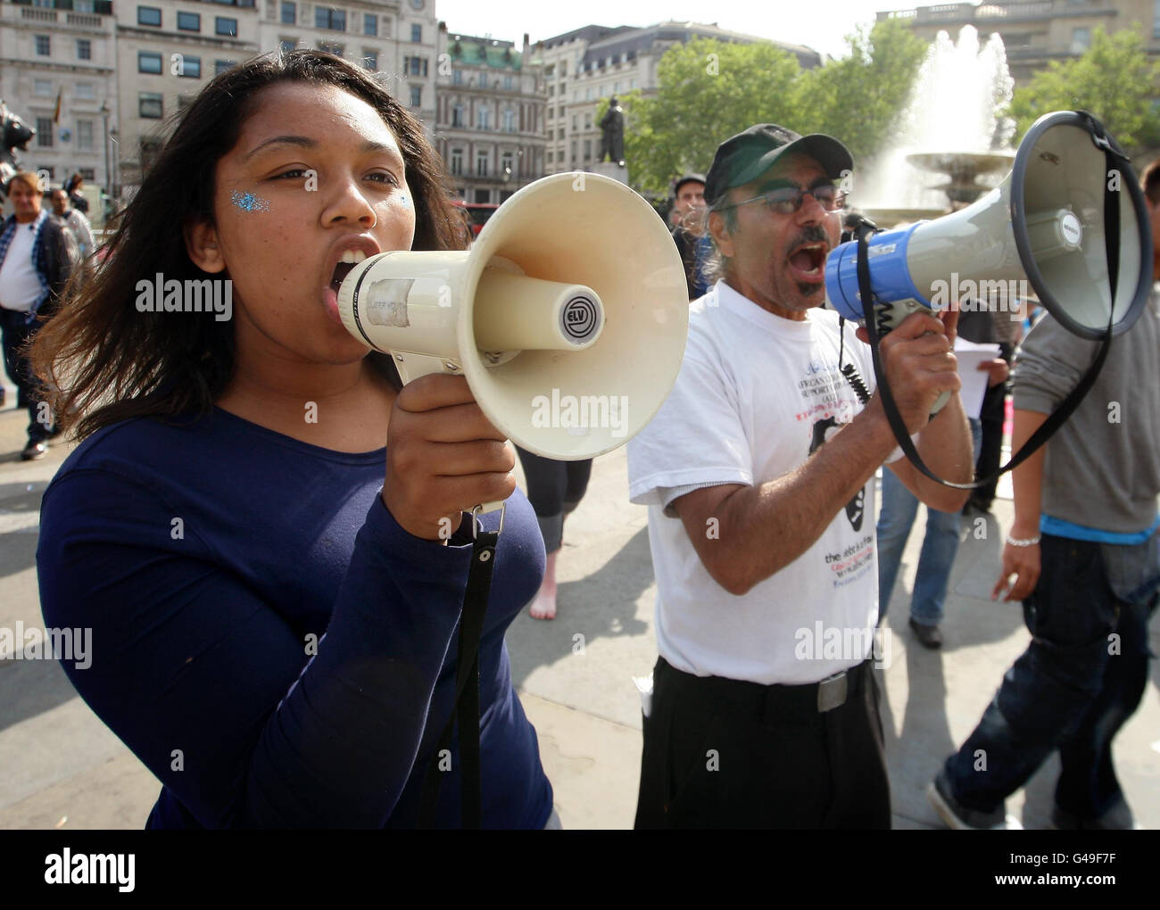 Demonstranten bei einer Kundgebung auf dem Trafalgar Square im Rahmen der Proteste am 1. Mai im Zentrum von London. Stockfoto Demonstranten bei einer Kundgebung auf dem Trafalgar Square im Rahmen der Proteste am 1. Mai im Zentrum von London. Stockfoto