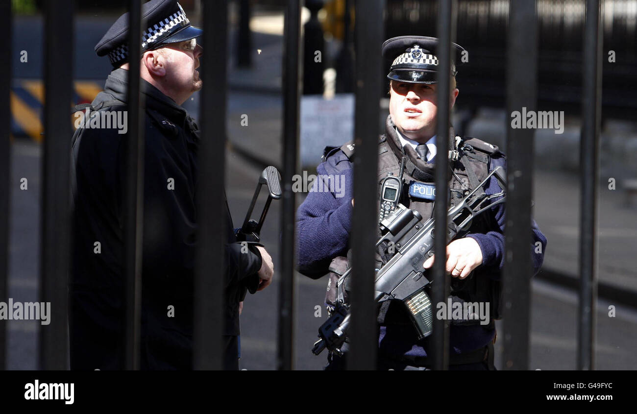 Bewaffnete Polizisten in den Toren der Downing Street im Zentrum von London, als einer von Osama bin Ladens prominentem Unterstützer in Großbritannien vor einem weiteren 7/7-Terroranschlag nach seinem Tod warnte. Stockfoto