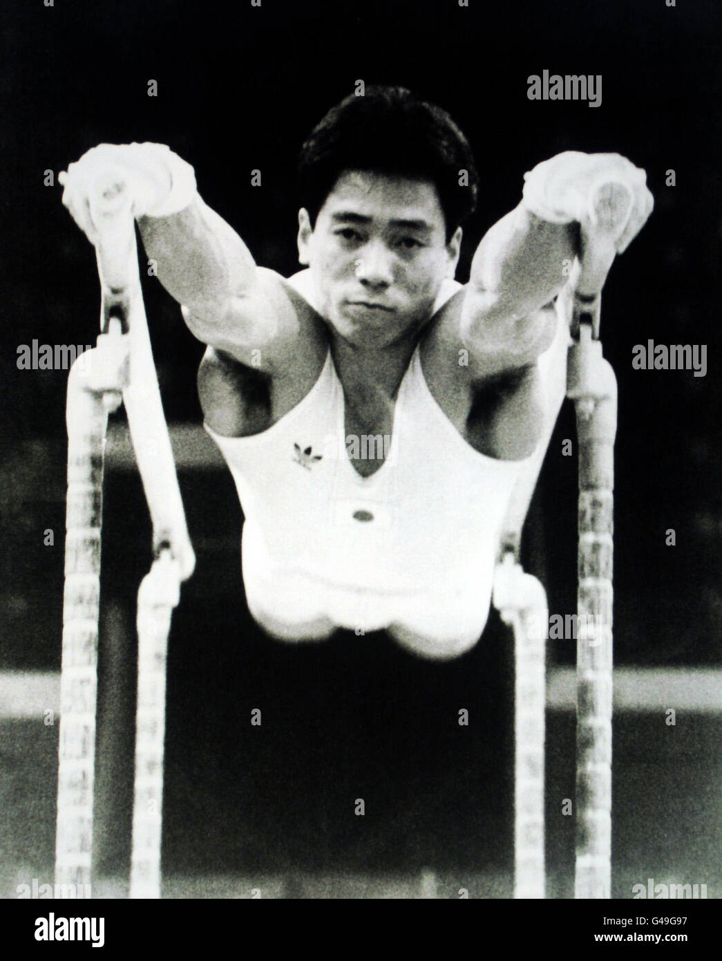Gymnastik - Coca Cola Gymnastik - Wembley. Der japanische Meister Kyoji Yamawaki übt auf den parallelen Takten. Stockfoto