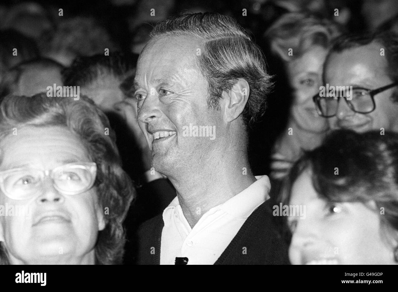 Der Herzog von Marlborough gehört zu den Fans, die ein Konzert des amerikanischen Sängers Barry Manilow auf dem Gelände des Herrenhauses des Herzogs im Blenheim Palace hören. Stockfoto