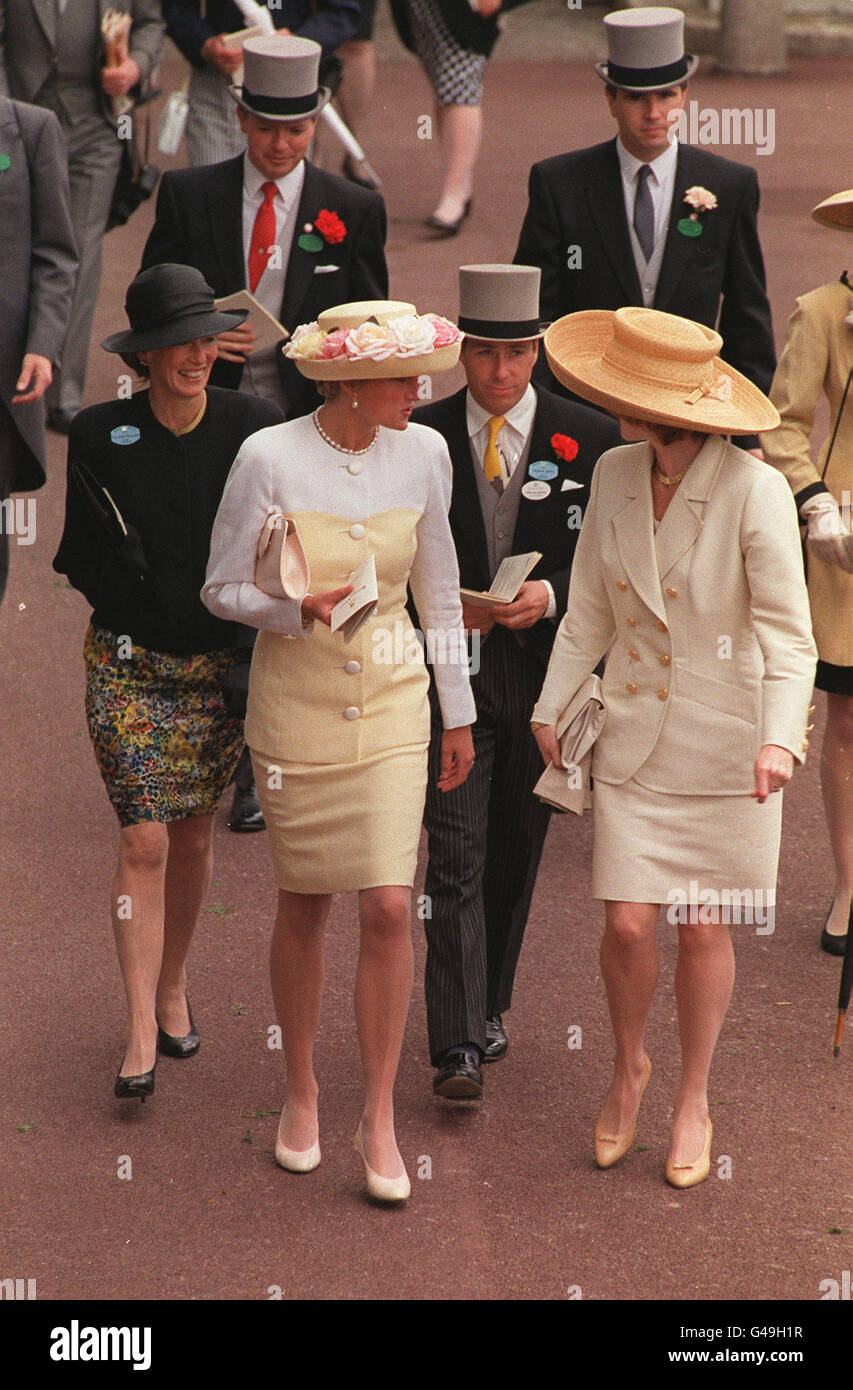 Die Prinzessin von Wales (C), Herzogin von York (R) und Viscount Linley, die in der königlichen Gehege in Ascot spazieren. Stockfoto