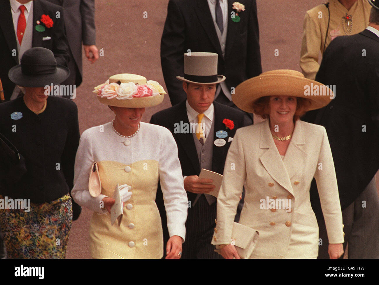 PA-News Foto-240872-20 19. Juni 1991 Prinzessin von Wales, Duchess of York und Viscount Linley zu Fuß in das königliche Gehege in Ascot Stockfoto