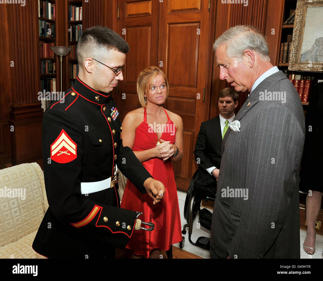 Der Prinz von Wales spricht freundlich mit dem US Marine CPL Todd, der sowohl Arme als auch Beine verloren hat und von seiner Frau Crystal begleitet wird, während eines Empfangs für Kriegsverletzte in der britischen Botschaft in Washington DC. Stockfoto