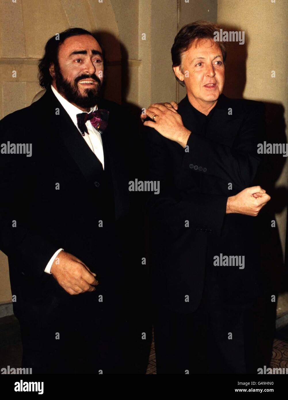 Sir Paul McCartney (rechts) und Luciano Pavarotti stellen sich vor den Medien vor den Gramaphone Magazine 1997 Classical Music Awards im Londoner Alexandra Palace. Stockfoto