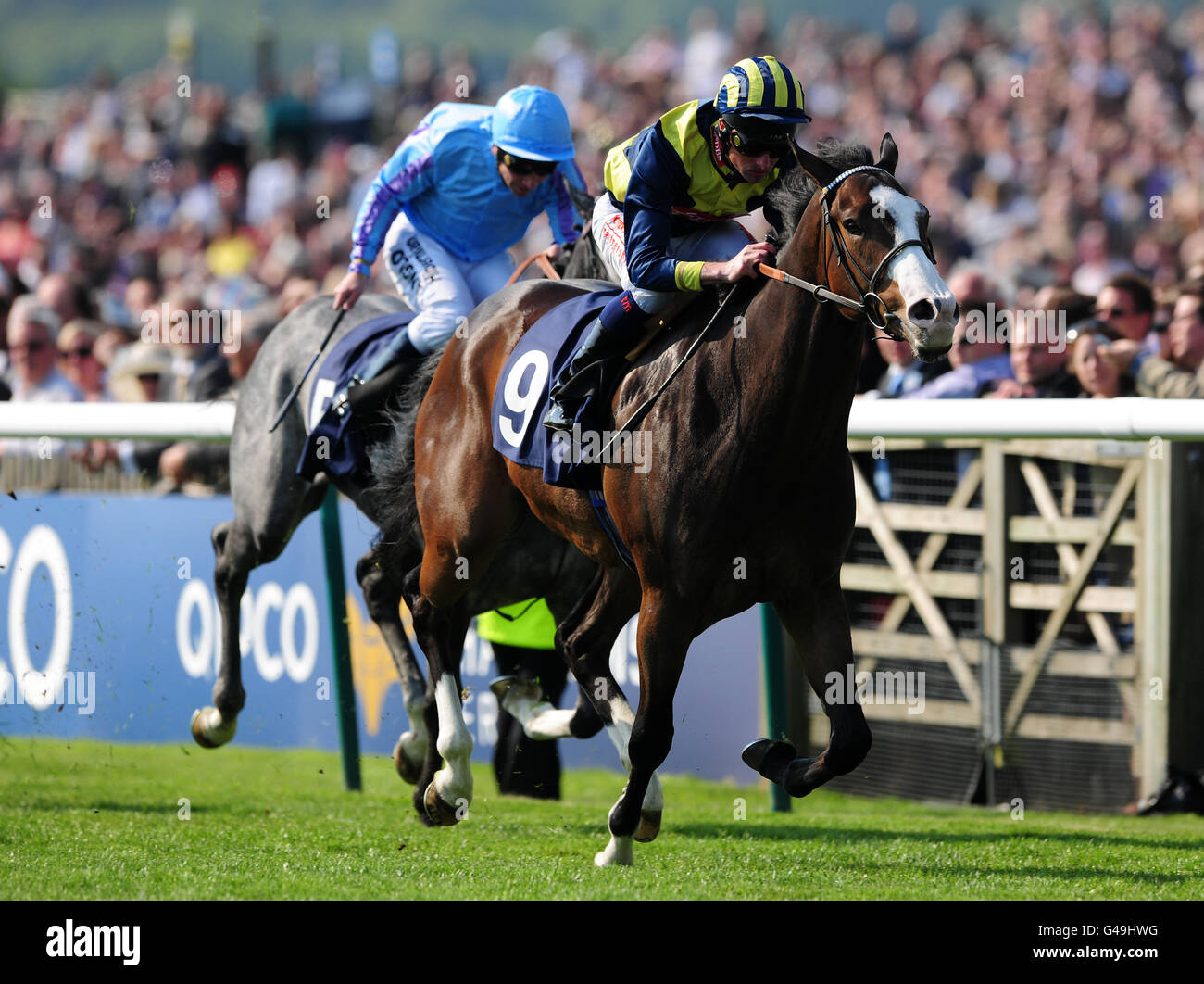 Pferderennen - das QIPCO Guineas Festival - erster Tag - Newmarket Racecourse. Der Jockey Dane O'Neill am Seal Rock (rechts) kommt vor Sebs Sanders am Coeus nach Hause, um das Qatar Bloodstock Handicap zu gewinnen Stockfoto