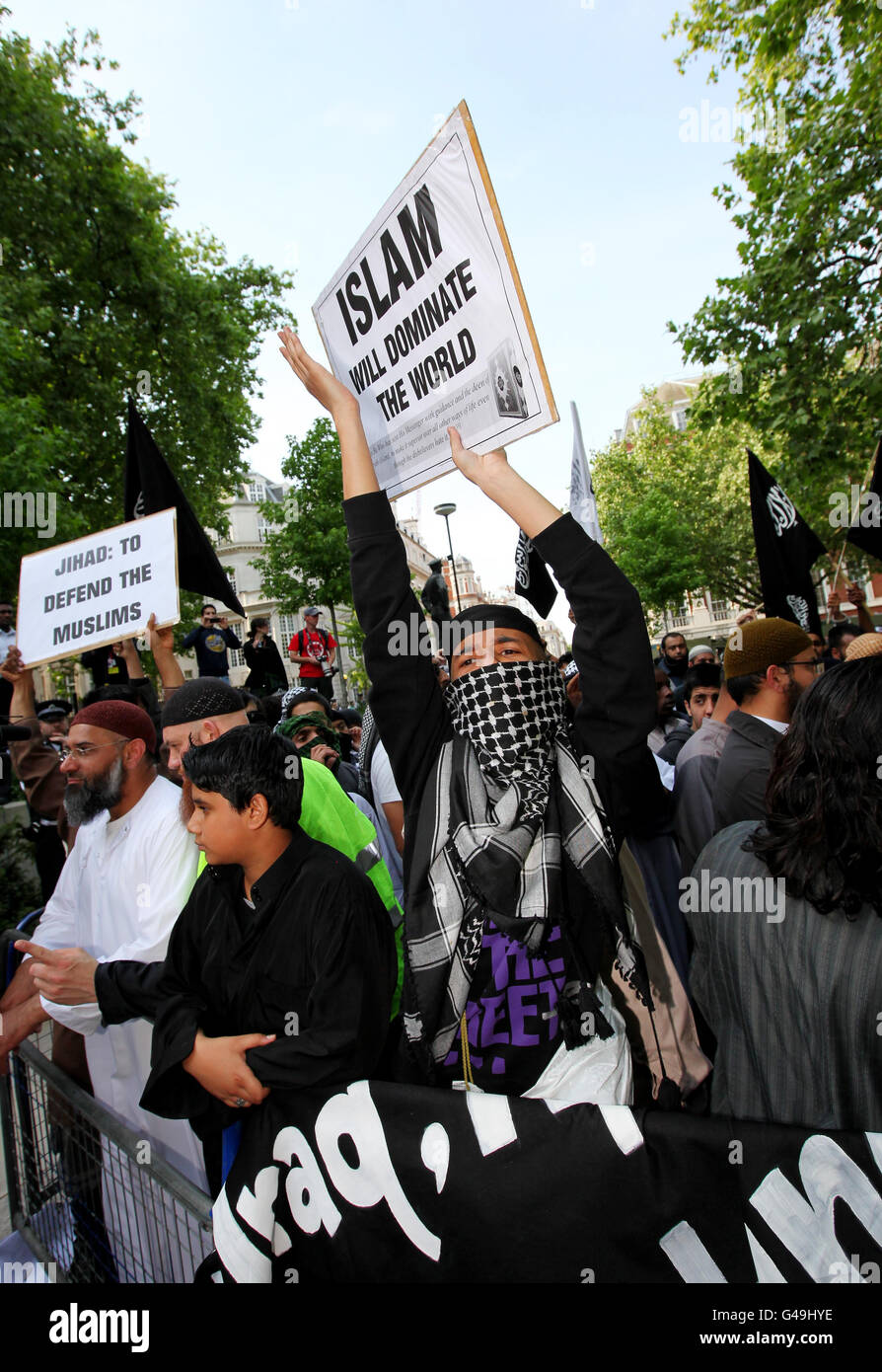 Muslimische Anhänger vor der US-Botschaft in London während eines Protestes gegen die Tötung von Osama bin Laden. DRÜCKEN SIE ASSOICATION Photo. Bilddatum: Freitag, 6. Mai 2011. Siehe PA Geschichte TOD BinLaden Protest. Das Foto sollte lauten: Gareth Fuller/PA Wire Stockfoto