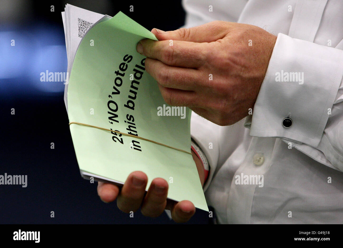 Die Stimmzettel werden für das nationale Referendum über das alternative Wahlsystem (AV) in Manchester Central, Manchester, gezählt. Stockfoto