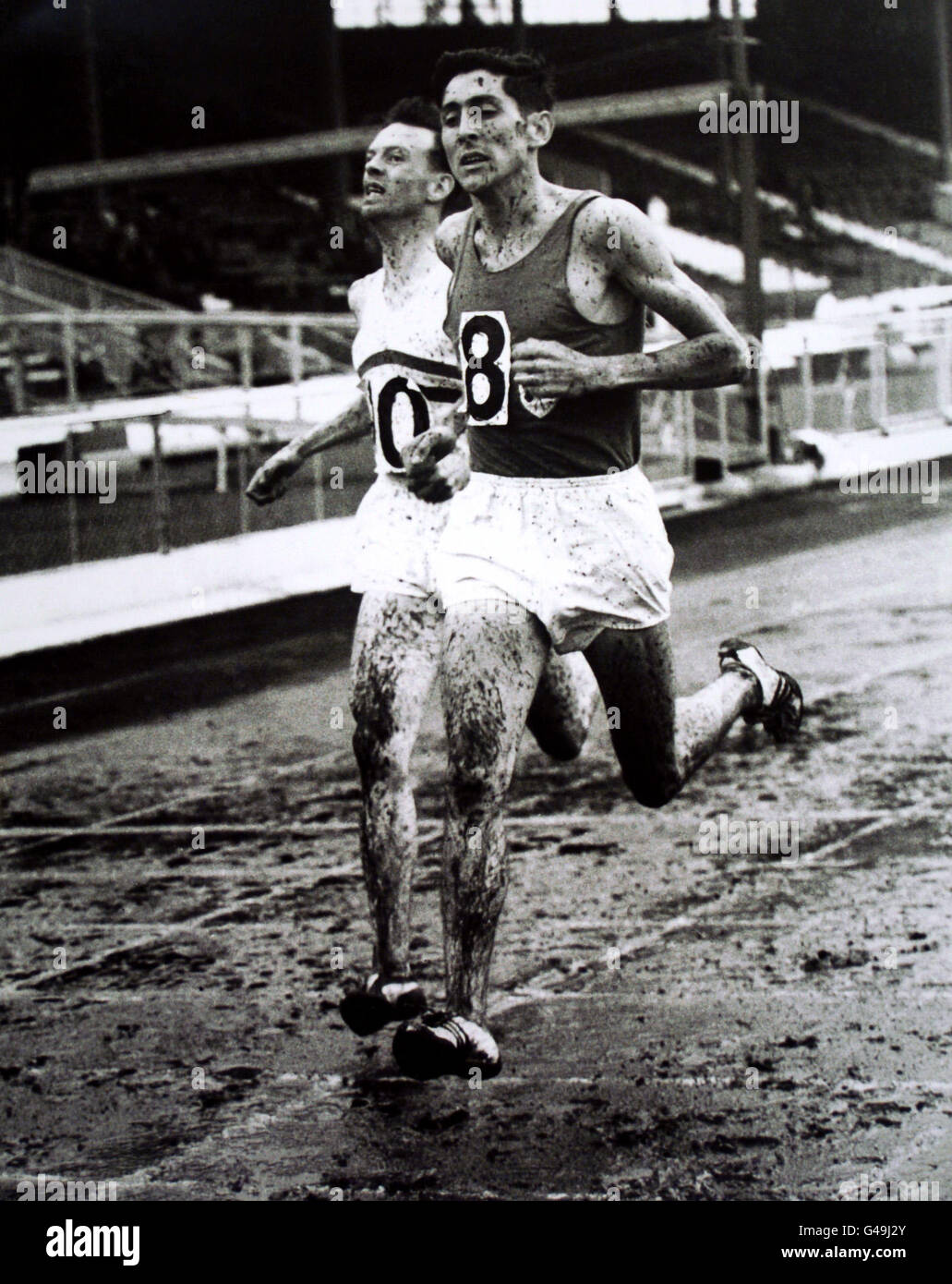 Ron Delany gewinnt in 1 min 54.1 sec von MA Furrel die Heat Nr. 2 der 880 Yards. Stockfoto