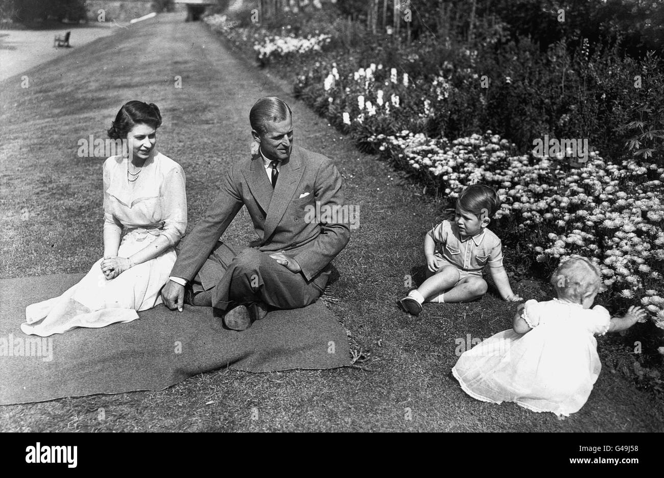 Von links nach rechts: Die Königin und der Herzog von Edinburgh mit dem Prinzen von Wales und Prinzessin Anne im Jahr 1951. Stockfoto