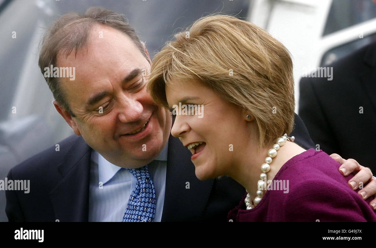 SNP-Parteichef Alex Salmond trifft SNP-Vizevorsitzende Nicola Sturgeon, als er im Prestonfield House Hotel in Edinburgh ankommt, nachdem seine Partei einen beispiellosen Sieg errungen hatte, indem sie die Mehrheit der Sitze bei den schottischen Parlamentswahlen gewann. Stockfoto