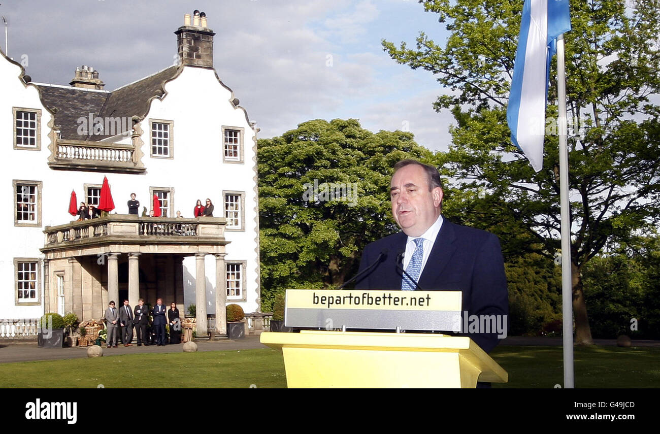 SNP-Chef Alex Salmond bei einer Pressekonferenz im Prestonfield House Hotel in Edinburgh, nachdem seine Partei einen beispiellosen Sieg errungen hatte, indem sie die Mehrheit der Sitze bei den schottischen Parlamentswahlen gewann. Stockfoto