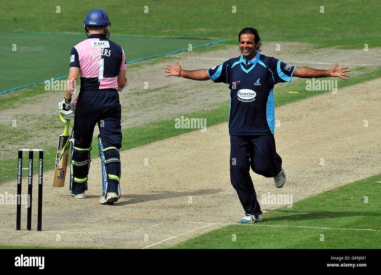 Sussex's naved-ul-Hasan (rechts) feiert die Auflösung von Middlesex's Chris Rogers (links) während der Clydesdale Bank 40 League in Hove, Brighton. Stockfoto