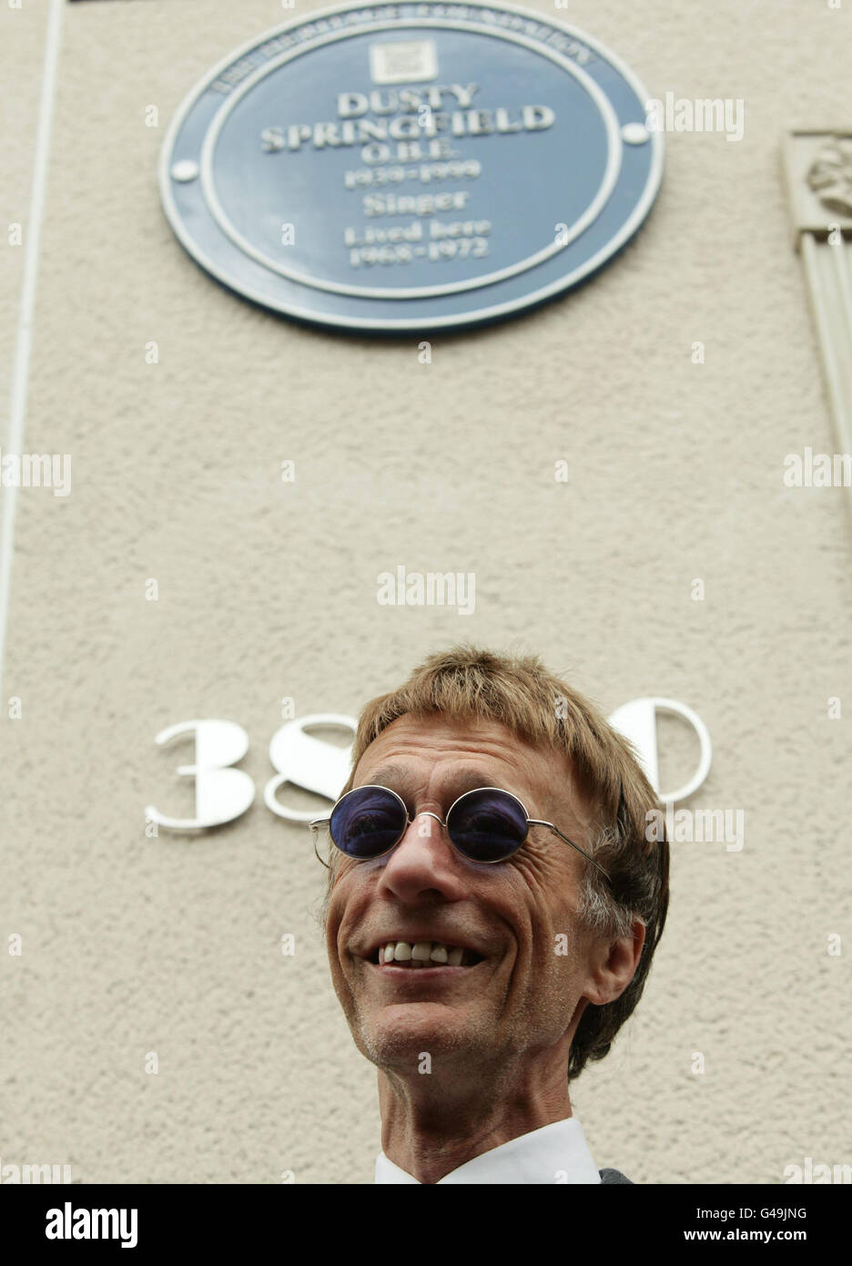Bee Gees-Star Robin Gibb nimmt an der Enthüllung einer blauen Gedenktafel der Heritage Foundation in einem ehemaligen Haus von Dusty Springfield, 38-40 Aubrey Walk in Kensington, London, Teil. Stockfoto