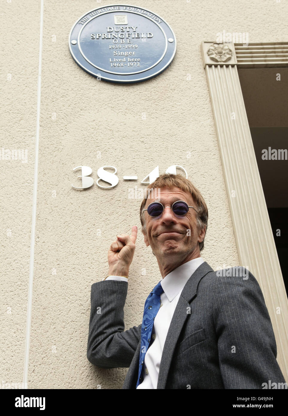 Bee Gees-Star Robin Gibb nimmt an der Enthüllung einer blauen Gedenktafel der Heritage Foundation in einem ehemaligen Haus von Dusty Springfield, 38-40 Aubrey Walk in Kensington, London, Teil. Stockfoto