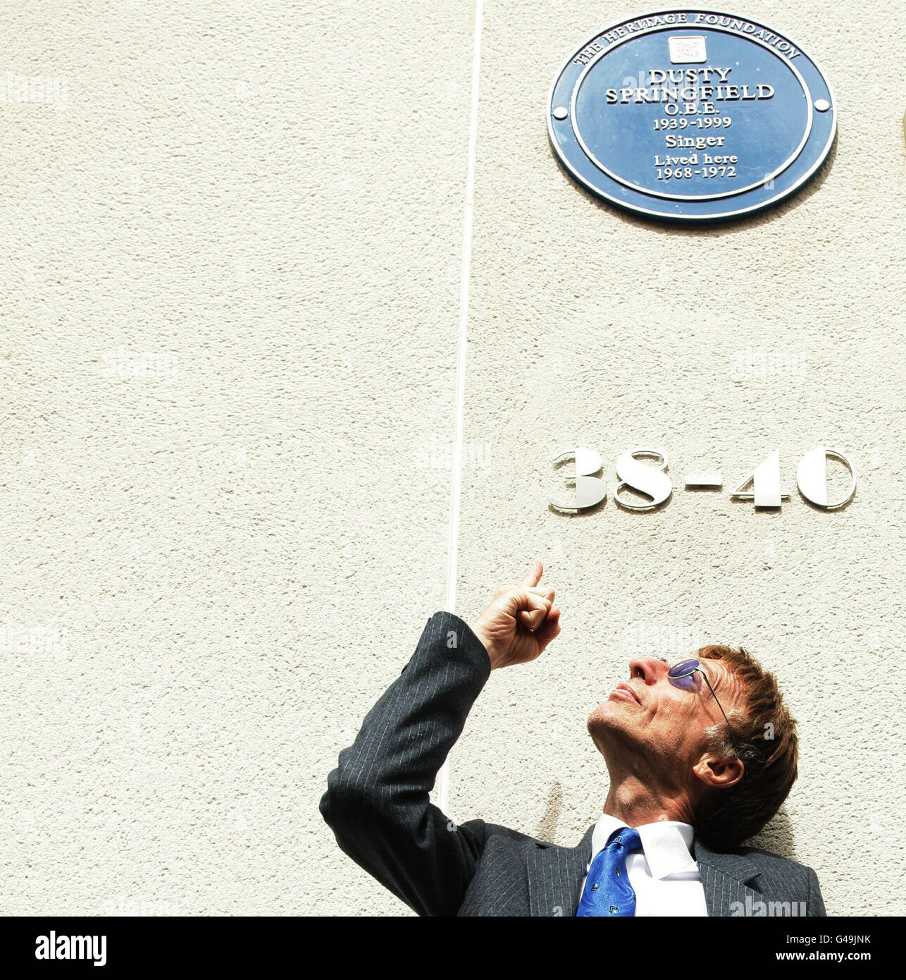 Bee Gees-Star Robin Gibb nimmt an der Enthüllung einer blauen Gedenktafel der Heritage Foundation in einem ehemaligen Haus von Dusty Springfield, 38-40 Aubrey Walk in Kensington, London, Teil. Stockfoto