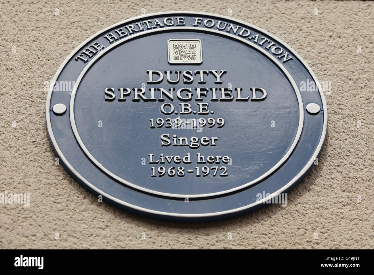 Die Enthüllung einer blauen Gedenktafel der Heritage Foundation in einem ehemaligen Wohnhaus von Dusty Springfield, 38-40 Aubrey Walk in Kensington, London. Stockfoto