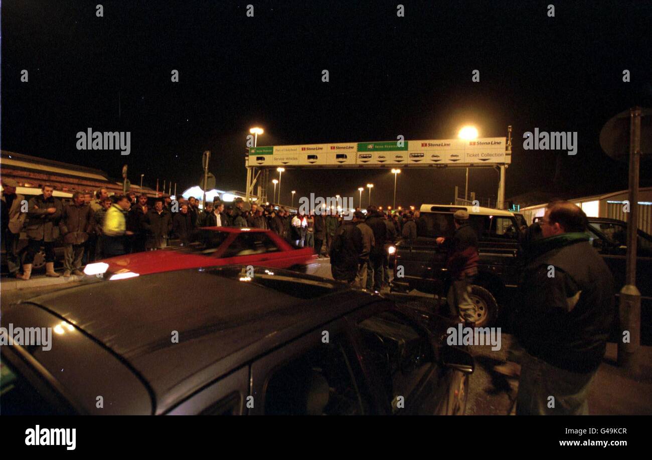 Die Bauern benutzen ihre Fahrzeuge, um in den frühen Morgenstunden (Montag) eine Blockade gegen den Eingang des Holyhead Port, Anglesey in Wales zu bilden, um irische Fleischimporte zu stoppen. Die Aktion, die ursprünglich friedlich begann, wurde später von einigen in der Menge gebrochen, die sich für militante Taktiken entschieden, einen gefangenen Lastwagen aufbrachen und seine Ladung von 40 Tonnen frischer Rinderburgern vom Dock ins Meer warfen. Siehe PA Geschichte LANDWIRTSCHAFTS-Blockade. Stockfoto