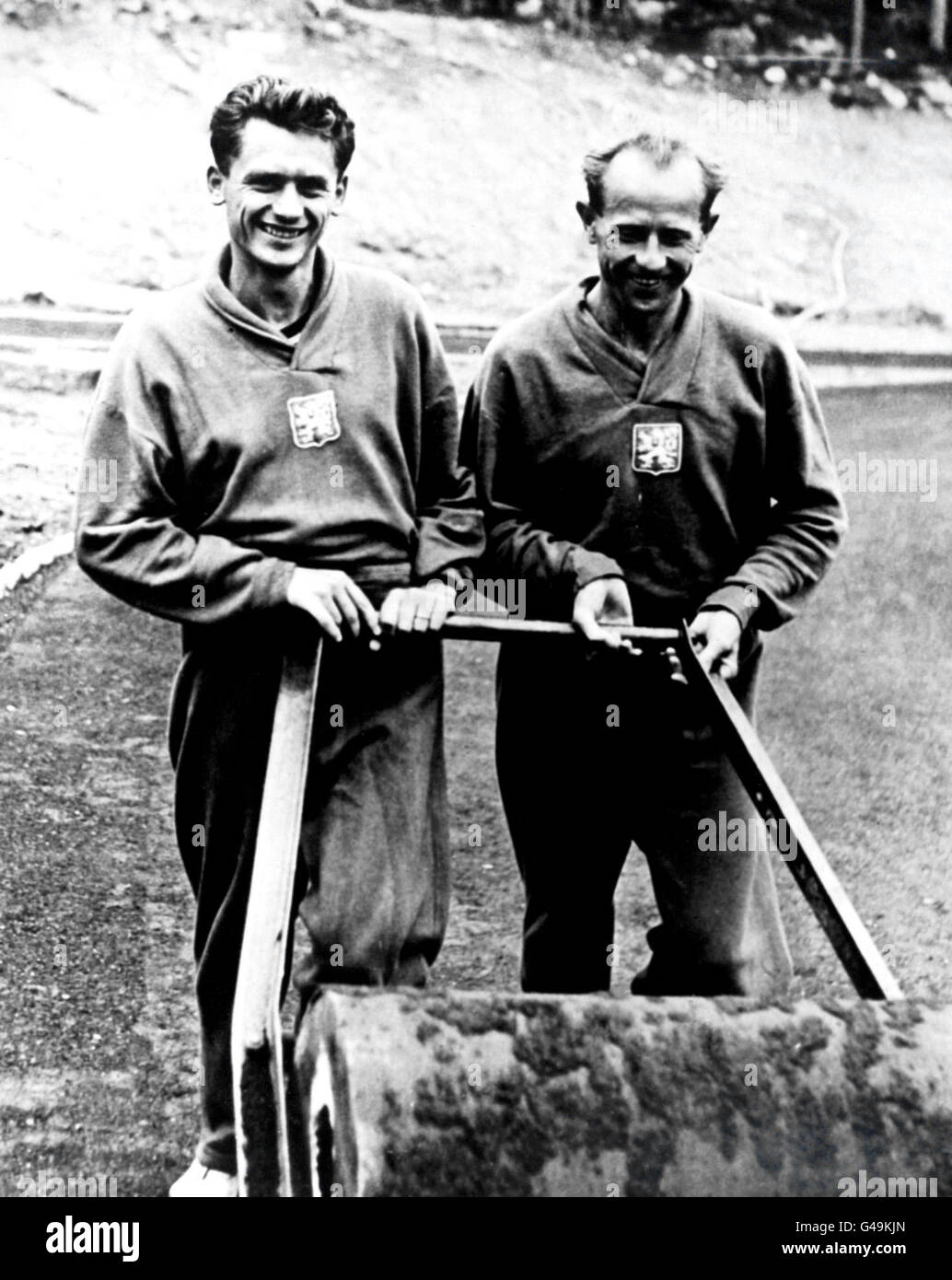 Leichtathletik - Olympische Spiele In Helsinki 1952. Emil Zatopek und der Landsmann Csvona halten sich fit mit einer Wendung des Rollerolympiadorfes in Helsinki. Stockfoto