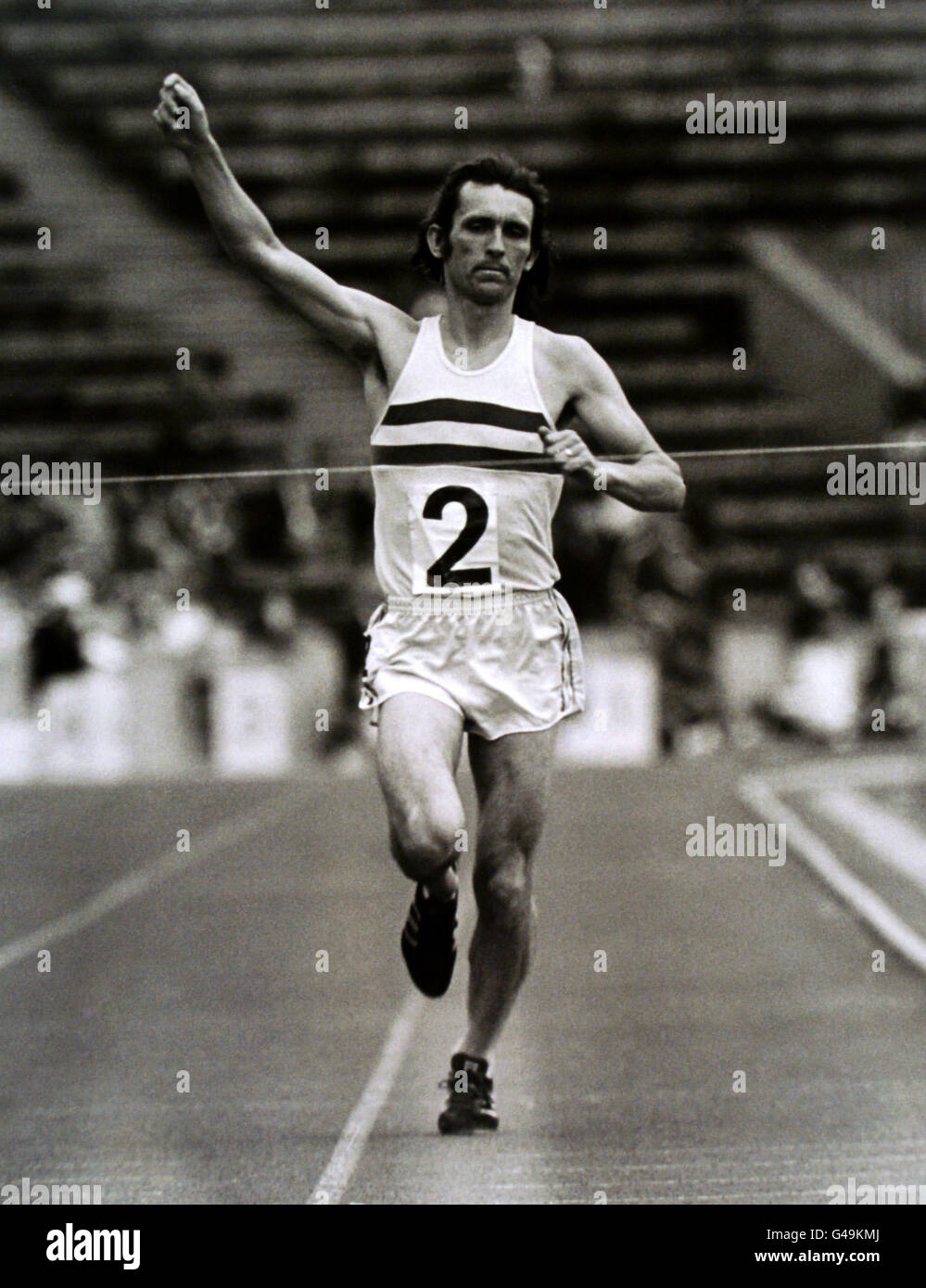 Der britische Tony Simmons hebt den Arm, um die Menge anzuerkennen Als er die 10,000 Meter gewinnt Stockfoto