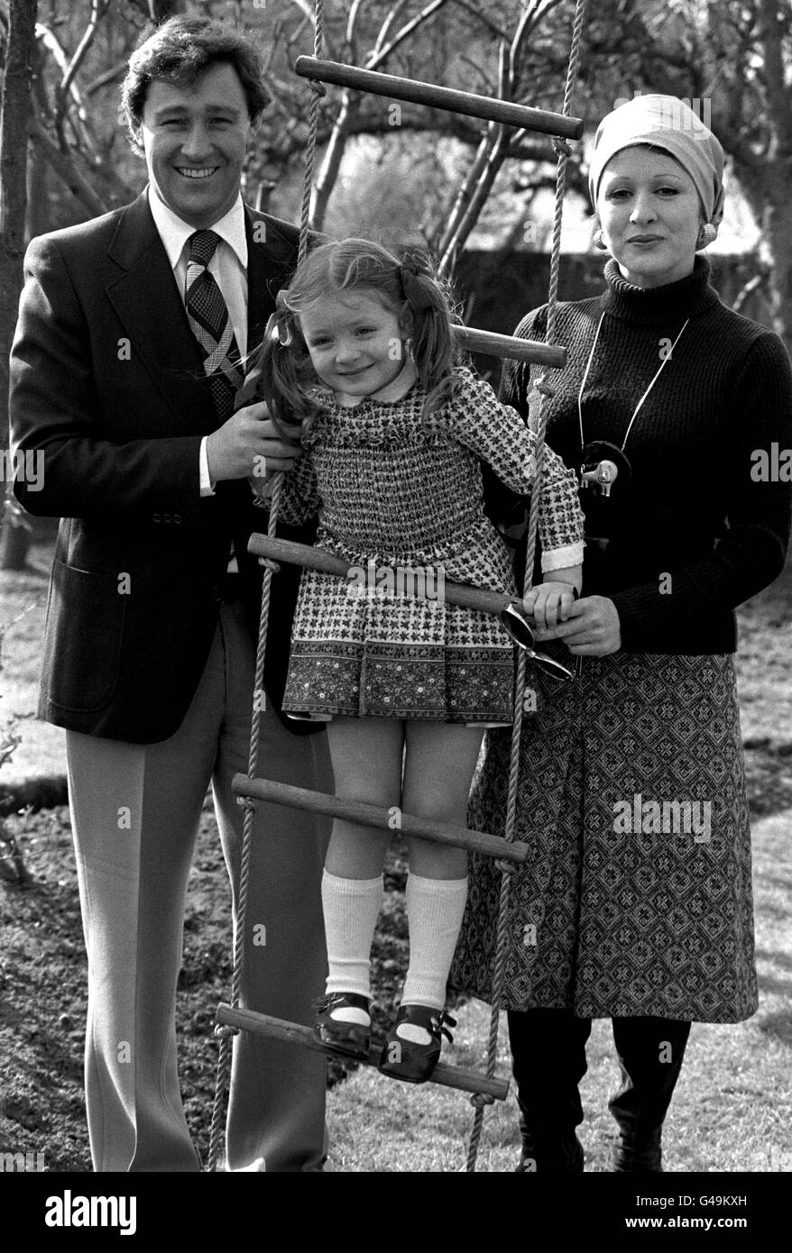PA-NEWS FOTO-03.09.76 GEOFFREY ROBINSON DER EX-JAGUAR-AUTO-CHEF MIT SEINER FRAU MARIE ELENA & IHRER TOCHTER MARGOT VERONIQUE IN IHREM HAUS IN EAST MOLESEY Stockfoto