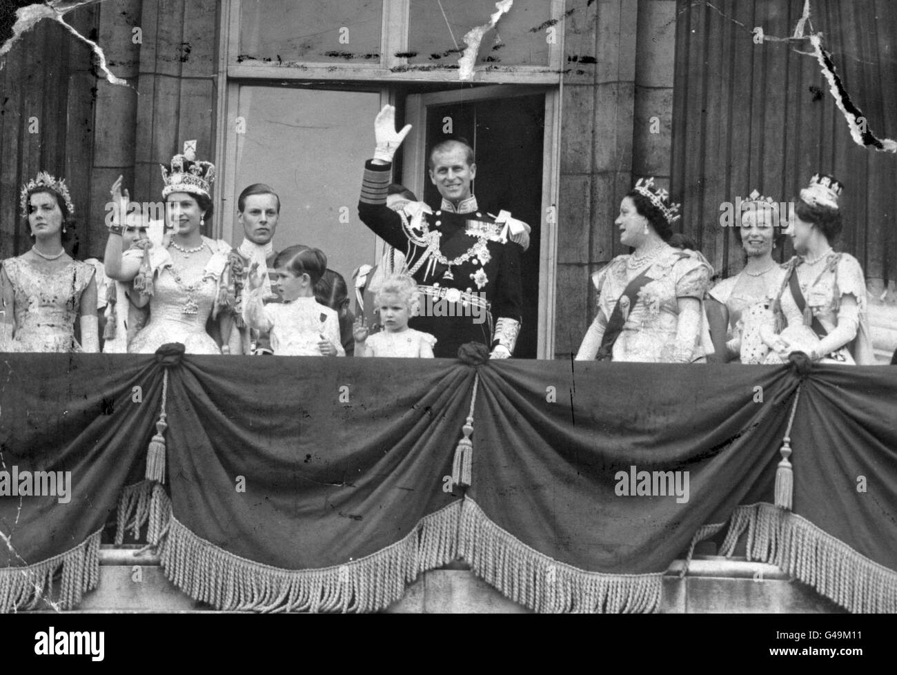 Nach ihrer Krönung in der Westminster Abbey winkt die britische Königin Elizabeth II vom Balkon des Buckingham Palace. Ebenfalls winken Prinz Philip, Herzog von Edinburgh, Prinz Charles und Prinzessin Anne. Königin Elizabeth, die Königin Mutter, wird neben dem Herzog gesehen Stockfoto