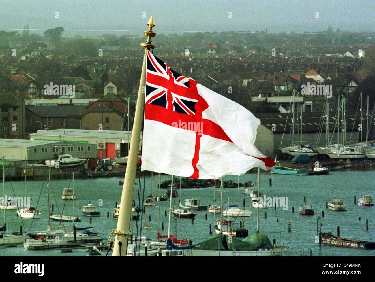 Das Weiße Zeichen auf dem Mast der Royal Yacht Britannia fliegt heute Morgen (Donnerstag) hoch über der Skyline von Portsmouth an dem Tag, an dem es nach 40 Jahren Royal-Dienst stillstehen soll. Siehe PA Story ROYAL Yacht. Bild von Stefan Rousseau Stockfoto