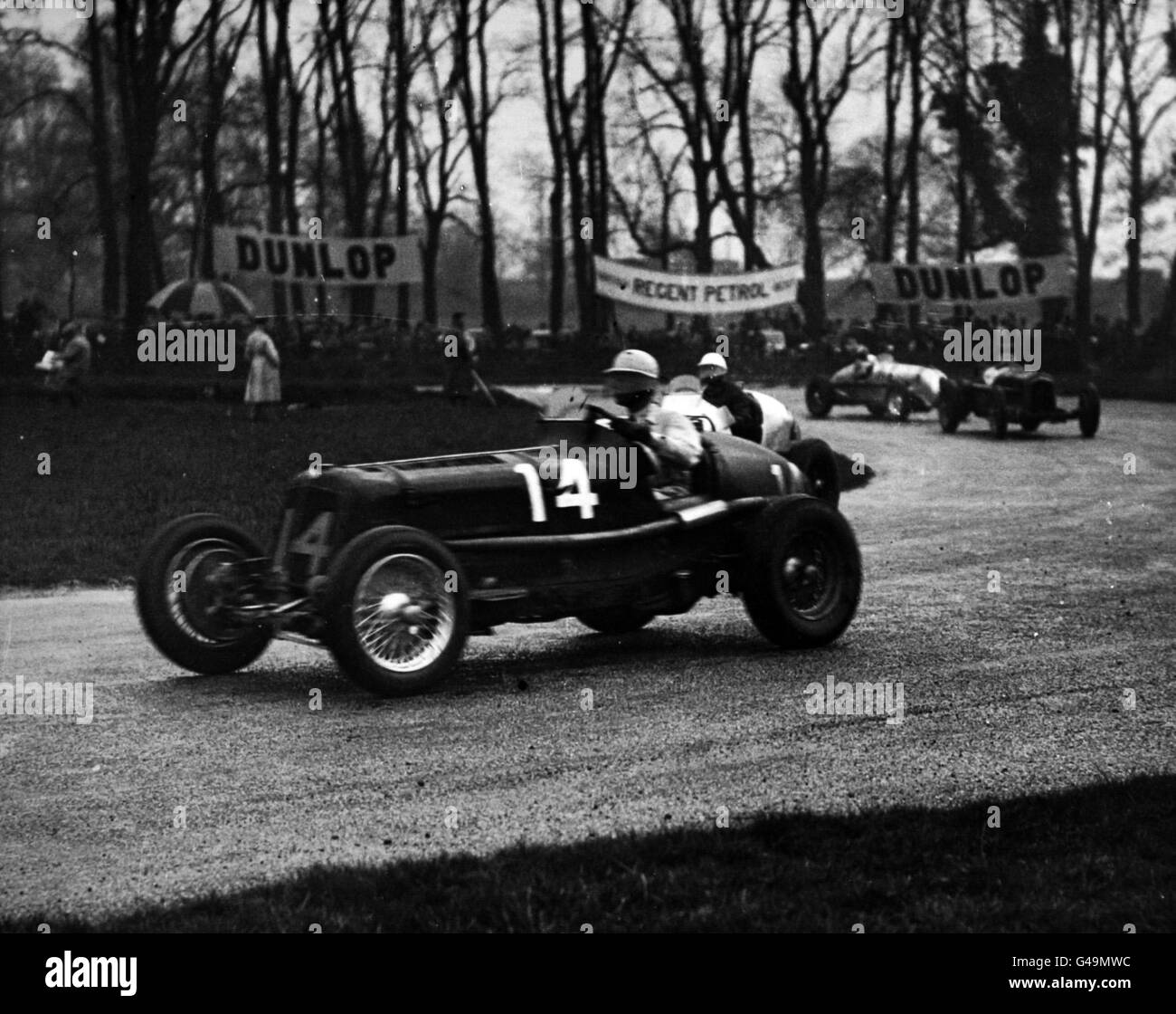 Motorsport - British Empire Trophy Race - Donington. Der Gewinner, Ray Mays in an ERA (Nr. 14), schlüpft um Starkey's Corner Stockfoto