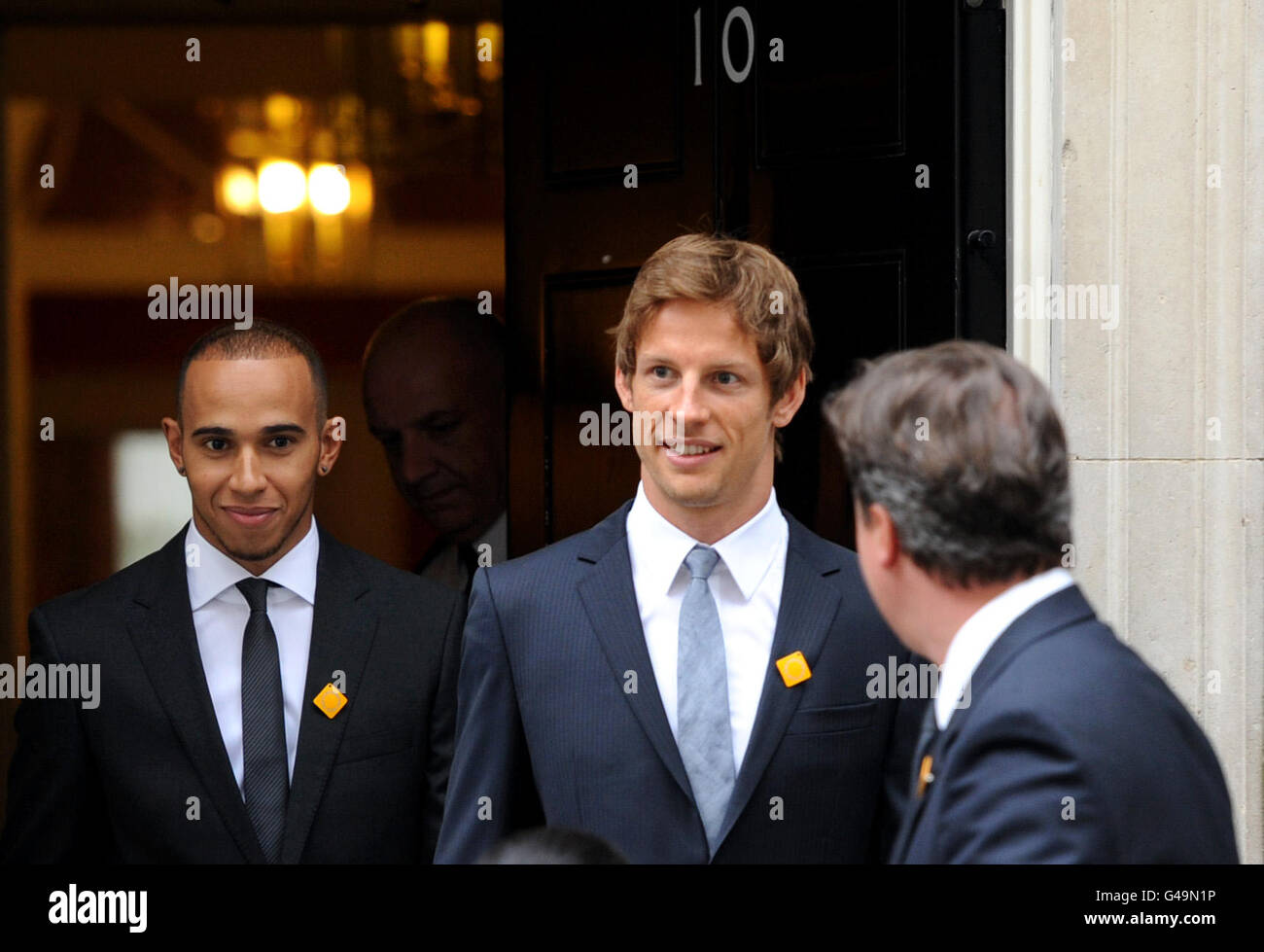 Lewis Hamilton (links) und Jenson Button (Mitte) starten gemeinsam mit Premierminister David Cameron auf den Stufen der Downing Street 10 in London die Kampagne Decade for Road Safety. Stockfoto