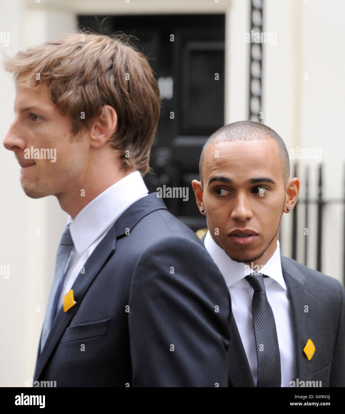 Lewis Hamilton und Jenson Button sprechen mit den Medien, nachdem sie sich Premierminister David Cameron auf den Stufen der Downing Street 10 in London angeschlossen hatten, um die Kampagne „Jahrzehnt der Straßenverkehrssicherheit“ zu starten. Stockfoto