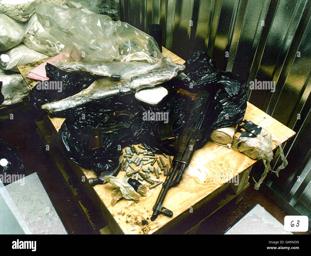 Die Metropolitan Police veröffentlichte ein Bild, das drei Kalshnikov-AKM-Sturmgewehre (zwei davon noch in Packungen), zwei Pistolen, Zeitschriften, verschiedene Munitionssortiment und große Mengen von selbstgemachten Sprengstoffen zeigt, die in der Lagereinheit Aabcus in Hornsey im Norden Londons gefunden wurden. Drei IRA-Männer wurden heute (Dienstag) für insgesamt 62 Jahre im Old Bailey inhaftiert, weil sie einen verheerenden LKW-Bombenanschlag in London geplant hatten. Siehe PA Geschichte GERICHTE IRA Stockfoto