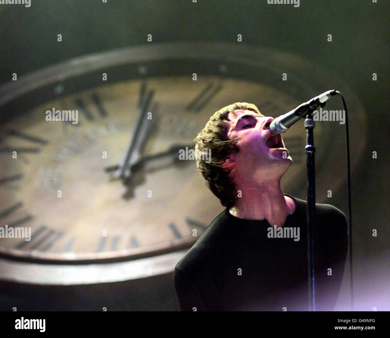 Liam Gallagher Sanger Bei Oasis Wahrend Des Heutigen Dienstag Konzerts In Der Wembley Arena Foto Von Adam Butler Pa Edi Stockfotografie Alamy