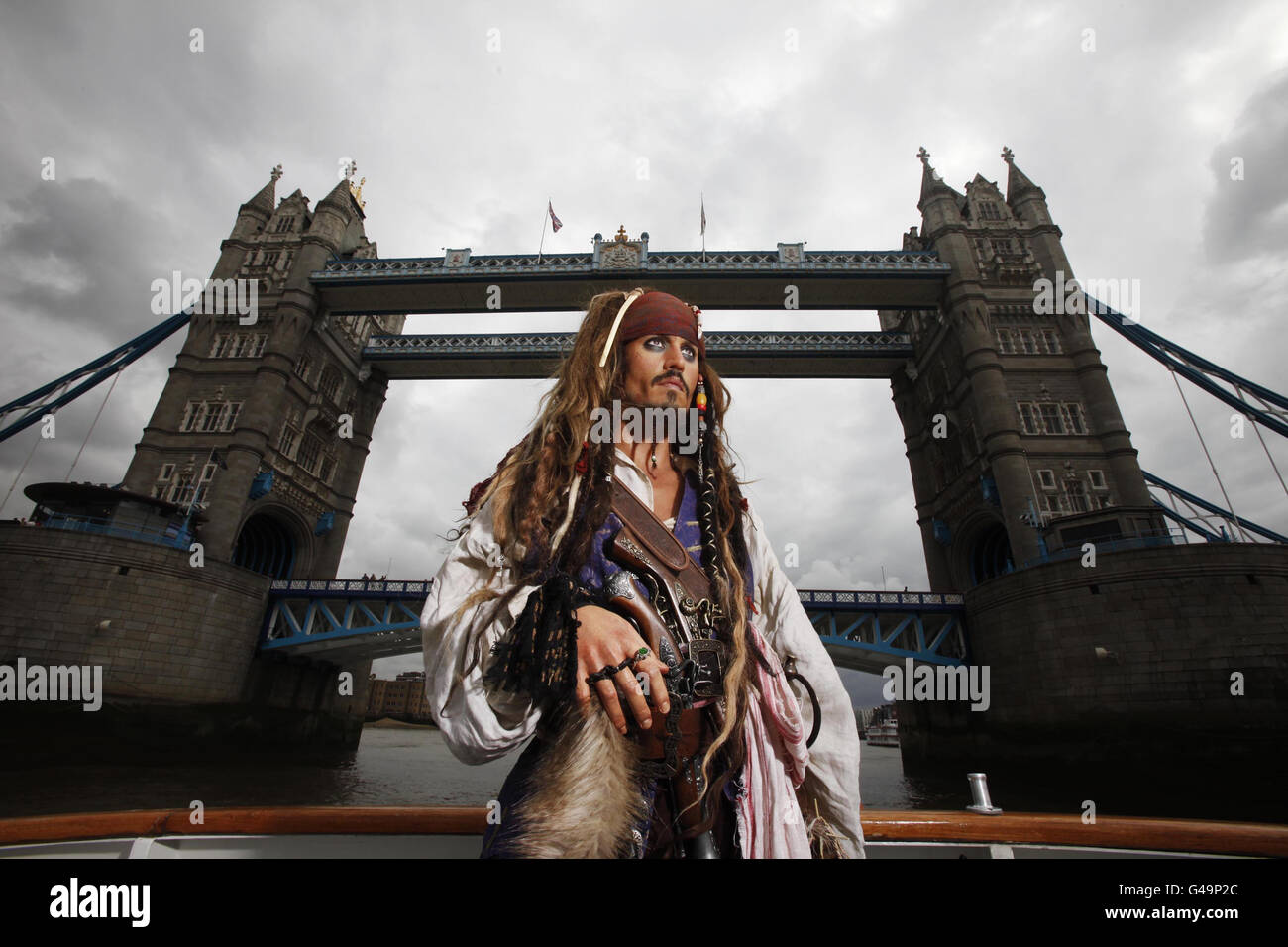 Eine Wachsfigur, die Johnny Depp als Captain Jack Sparrow aus Disneys neuestem Film Pirates of the Caribbean: Auf Stranger Tides porträtiert, segelte entlang der Themse als Teil einer globalen Pirateninvasion von Wachsfiguren, als sie bei neun Madame Tussauds Attraktionen weltweit ankommen. Stockfoto