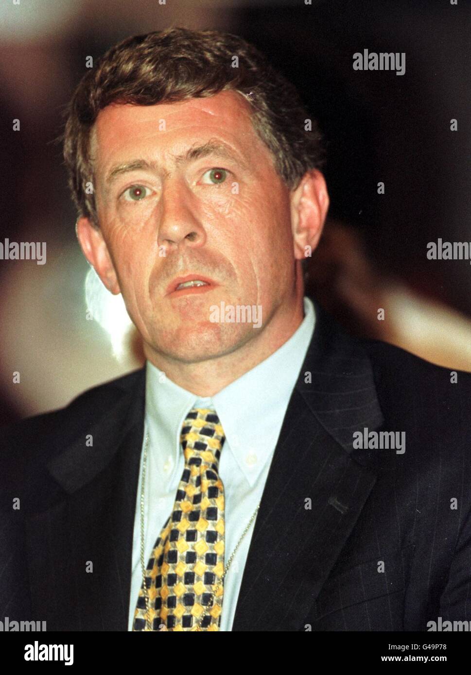 John Denham, Staatsminister für soziale Sicherheit * 26/3/2001: Organisationen, die Menschen mit Multipler Sklerose zu treffen Denham Montag 26 2001. März. Die Multiple Sklerose Gesellschaft und die MS Research Trust sagten, sie würden Herrn Denham über eine anhaltende Verzögerungen an das National Institute for Clinical Excellence (NICE) Entscheidung darüber, ob die NHS sollte MS-Medikamente zu finanzieren drücken. Sie werden dem Minister sagen, dass viele Menschen mit MS zu behindert werden, um die Verschreibungskriterien für Beta-Interferone und Glatiramer-Acetat zu erfüllen. * 01/07/02: Denham besucht die Gemeinschaften gegen Drogen Stockfoto