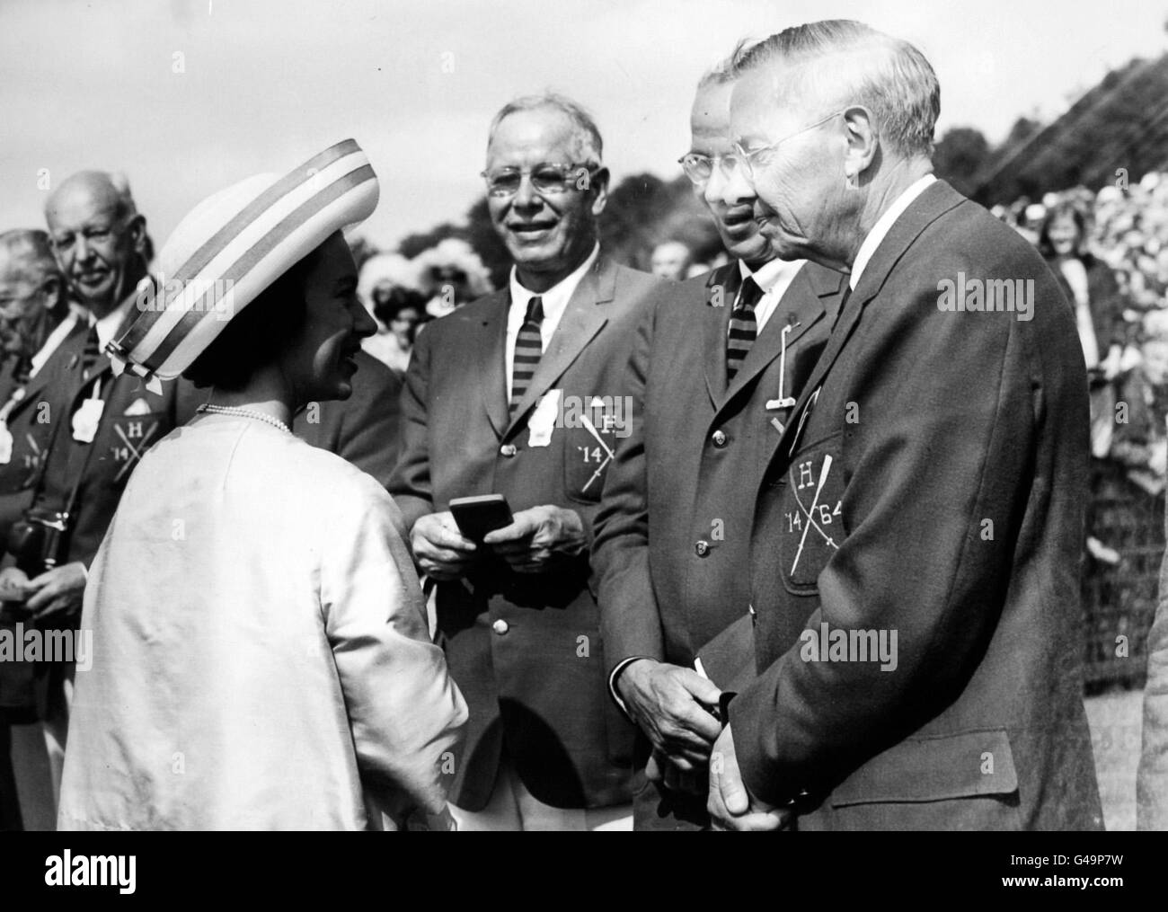 Prinzessin Margaret im Gespräch mit Mitgliedern des Veteranen-Amerikaners Harvard Eight, die in der Henley Regatta von 1914 rudern und die wieder die Szene ihres Triumphes von vor 50 Jahren besuchen Stockfoto