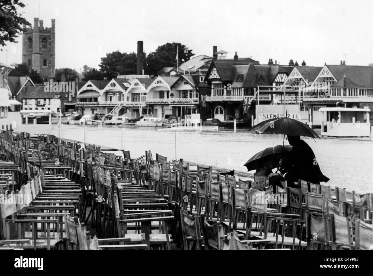 Die alte Tradition des Ruderns bei Henley-on-Thames litt unter der noch älteren englischen Tradition ... regen. Trotzdem ging das Rennen voran Stockfoto