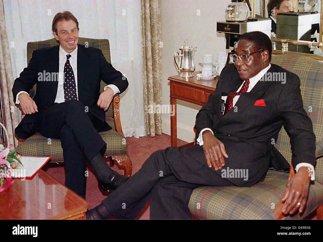 Premierminister Tony Blair (links) und Robert Mugabe aus Simbabwe führen heute (Freitag) zu Beginn des Treffens der Regierungschefs des Commonwealth in Edinburgh bilaterale Gespräche. Stockfoto