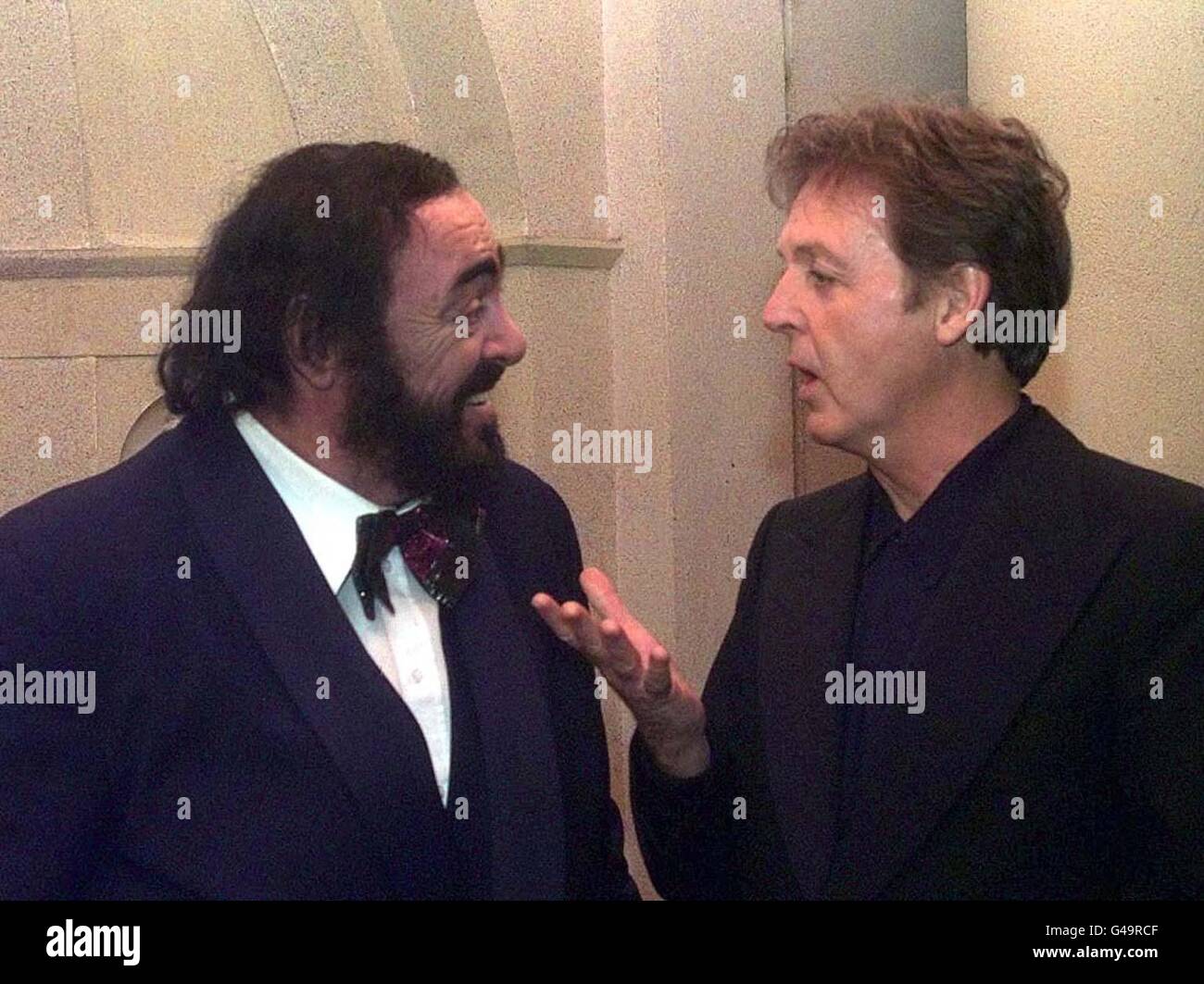 Tenor Luciano Pavarotti spricht heute Abend (Montag) mit Sir Paul McCartney während der Classical Music Awards 1997 des Gramophone Magazine im Londoner Alexandra Palace. Foto von Adam Butler/PA*EDI*. **die Gramophone Awards werden morgen Abend (Dienstag) im ITV Network gezeigt. Stockfoto